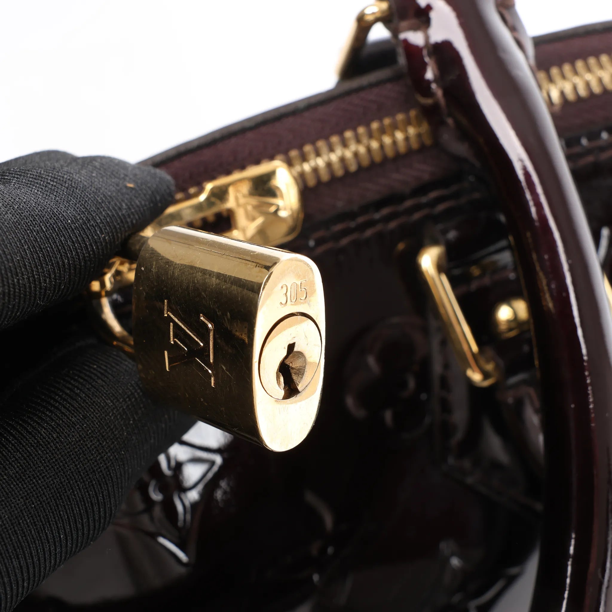 Louis Vuitton Alma GM Vernis Leather Handbag in Burgundy M93595