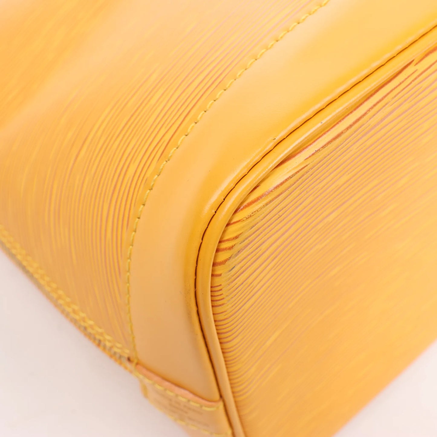 Sac à main Louis Vuitton Alma PM en cuir épi jaune M40619