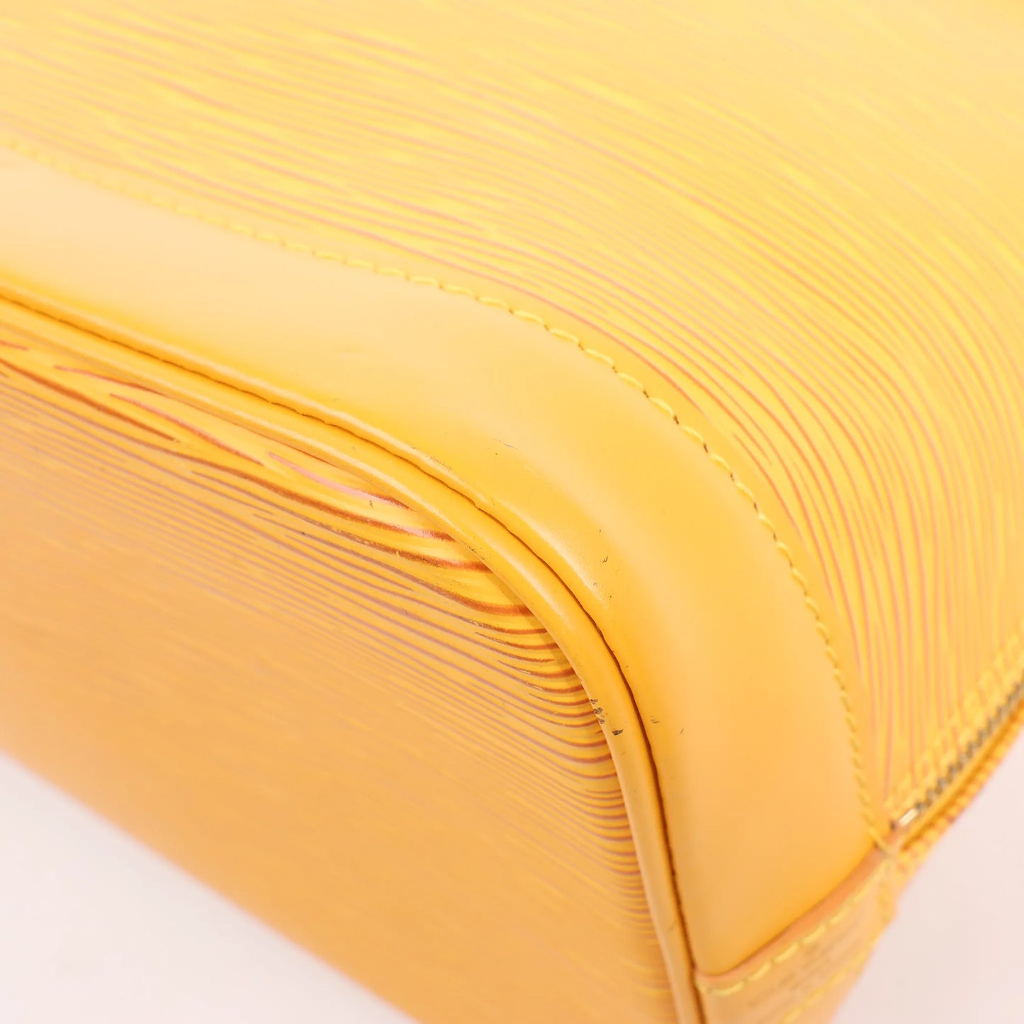 Sac à main Louis Vuitton Alma PM en cuir épi jaune M40619