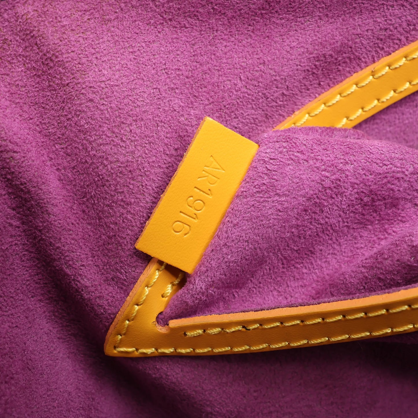 Sac à main Louis Vuitton Alma PM en cuir épi jaune M40619