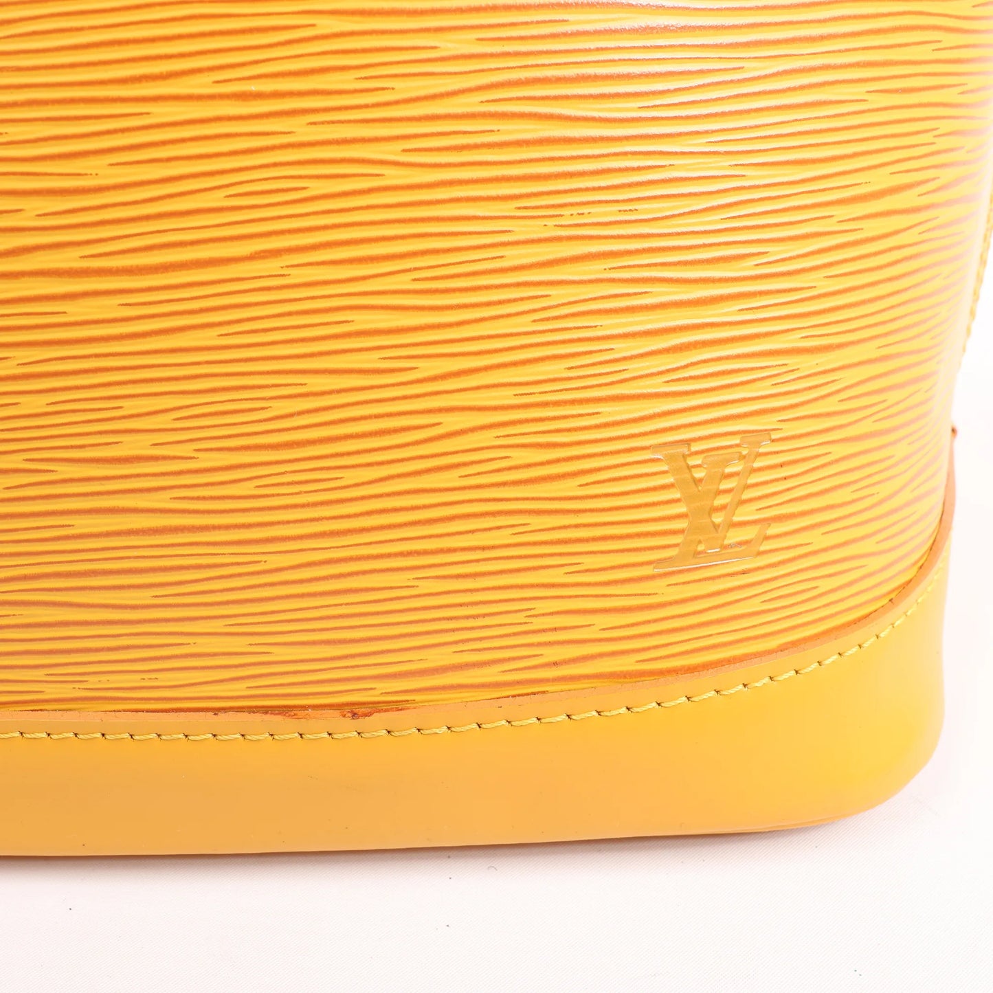 Sac à main Louis Vuitton Alma PM en cuir épi jaune M40619