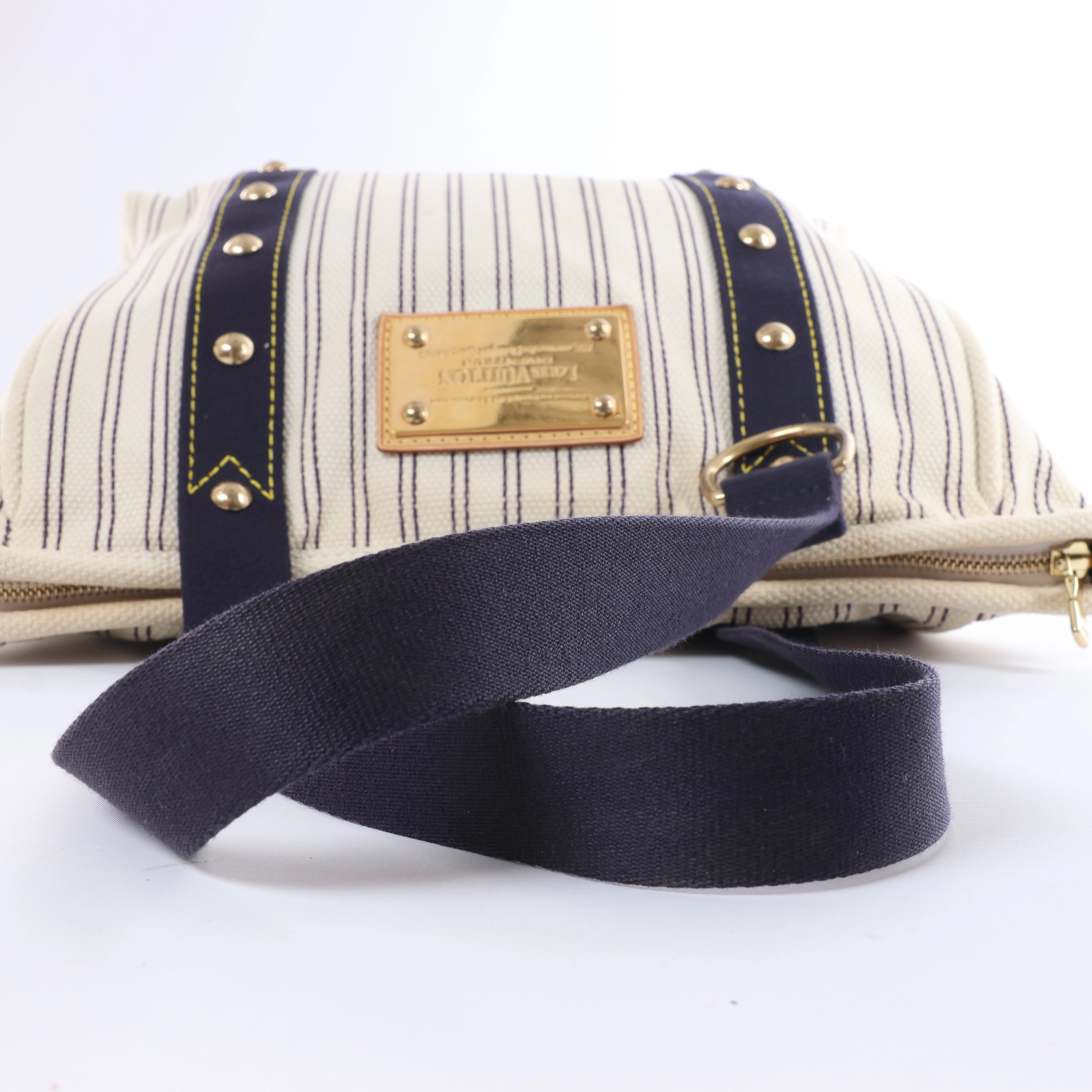 Bolso de hombro LockMe de Louis Vuitton en negro