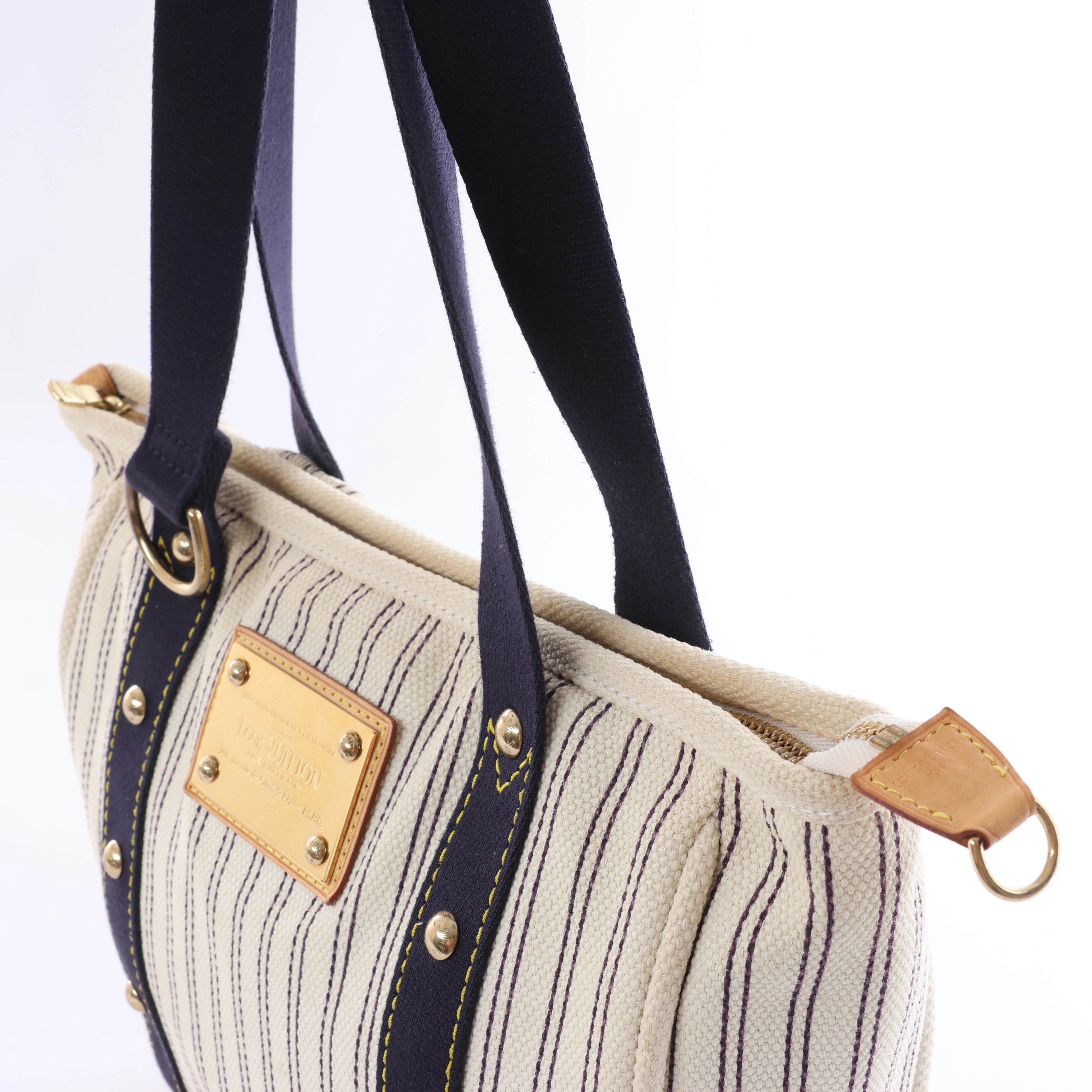 Bolso de hombro LockMe de Louis Vuitton en negro
