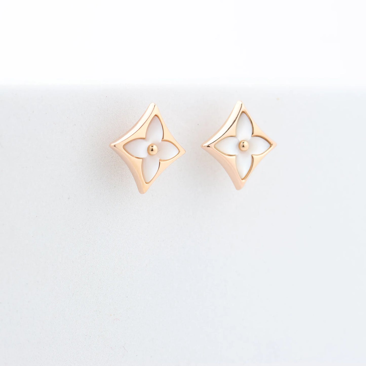 Boucles d'oreilles Louis Vuitton Blossom Puz Star Nakre Shells 750(PG) 3,7 g 464622 A08710