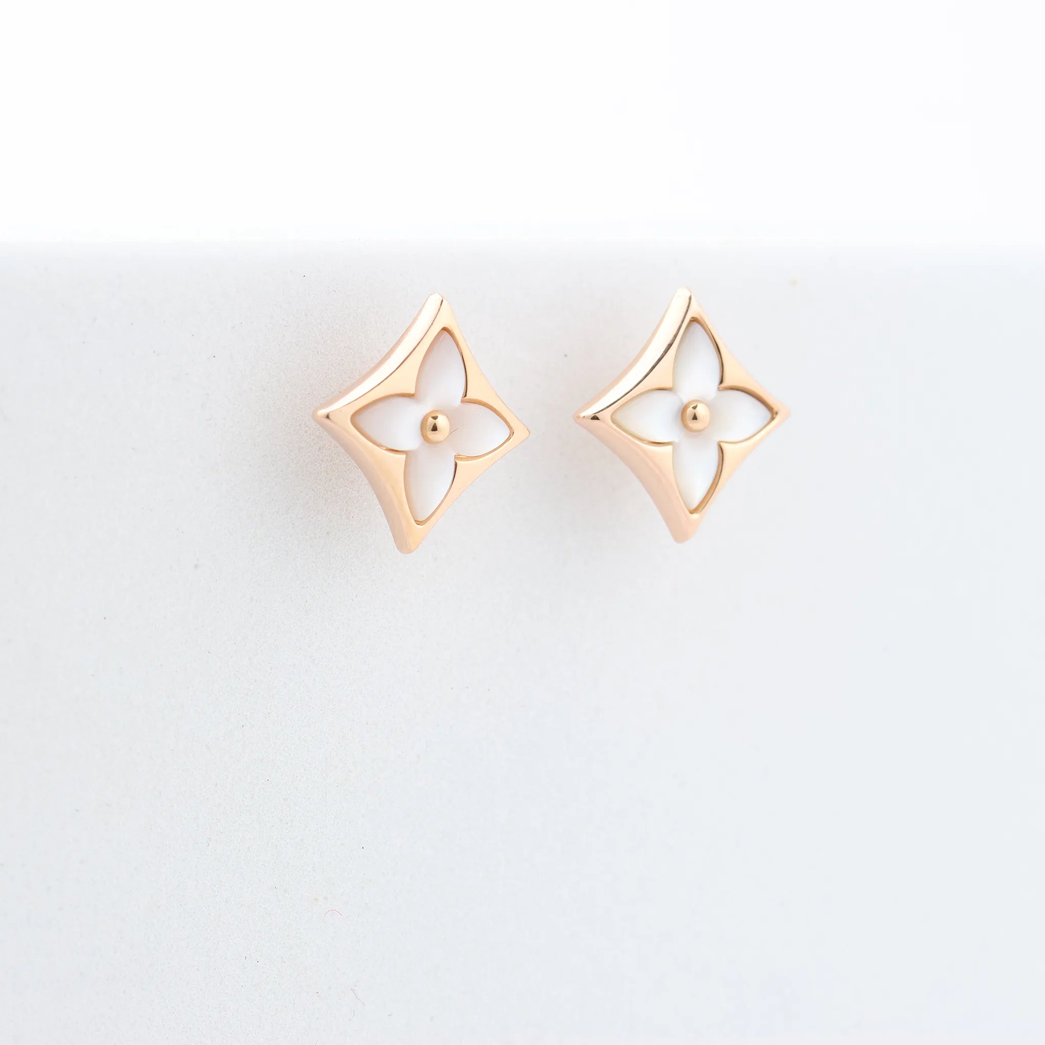 Louis Vuitton Blossom Puz Star Nakre Shells Earrings 750(PG) 3.7g 464622 A08710