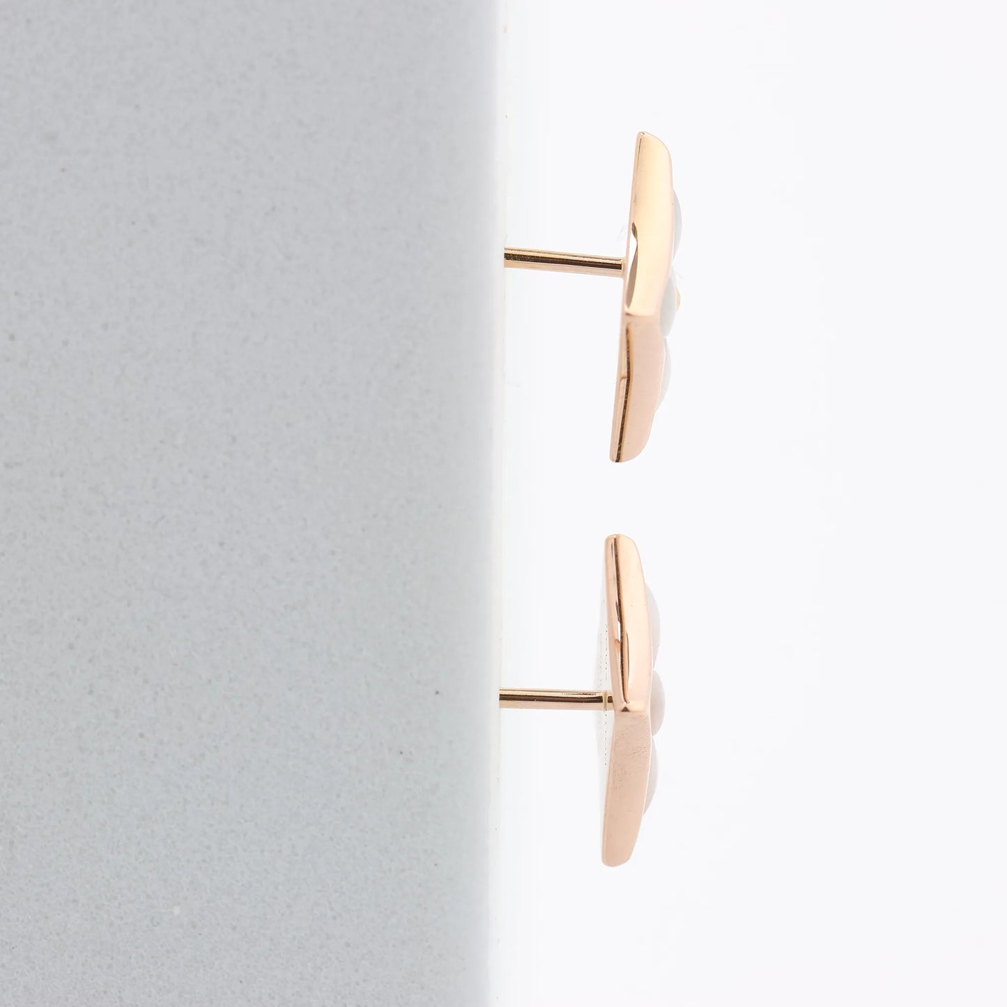 Boucles d'oreilles Louis Vuitton Blossom Puz Star Nakre Shells 750(PG) 3,7 g 464622 A08710