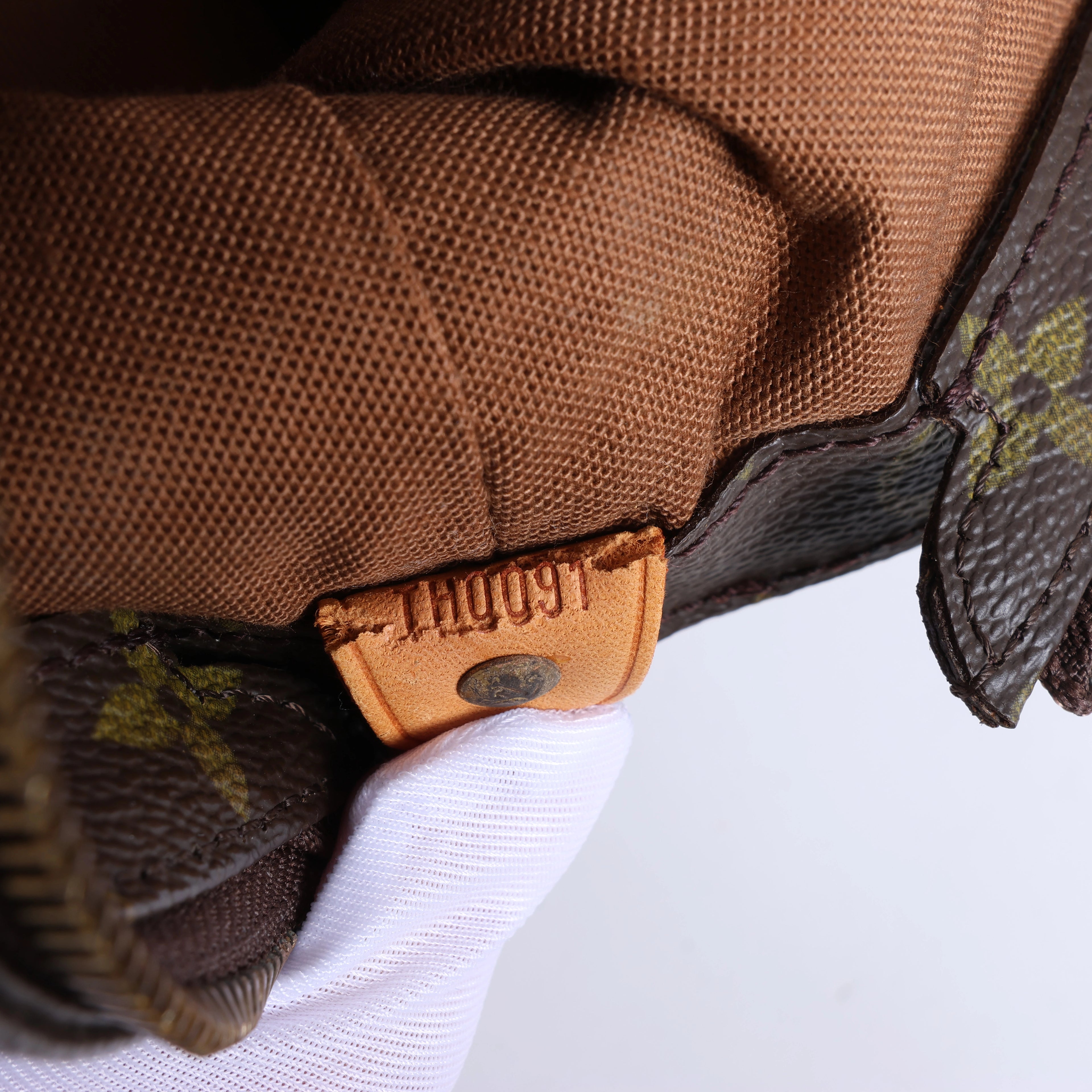 Bolso de hombro Louis Vuitton Cabas Mezzo Monogram en marrón M51151