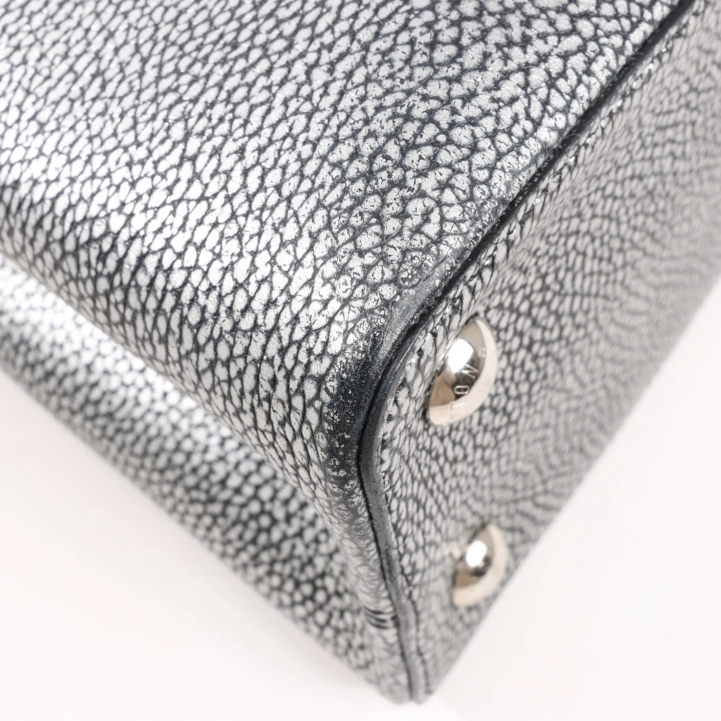Louis Vuitton Taurillon Capucines MM Handtasche in Silber
