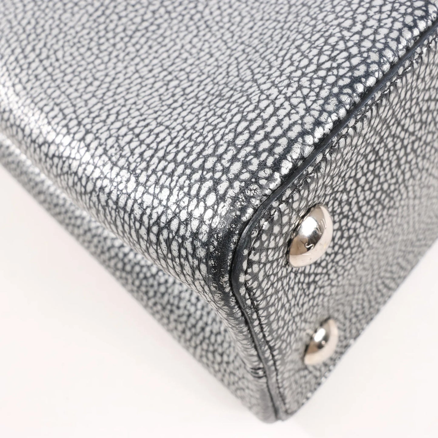 Louis Vuitton Taurillon Capucines MM Handtasche in Silber