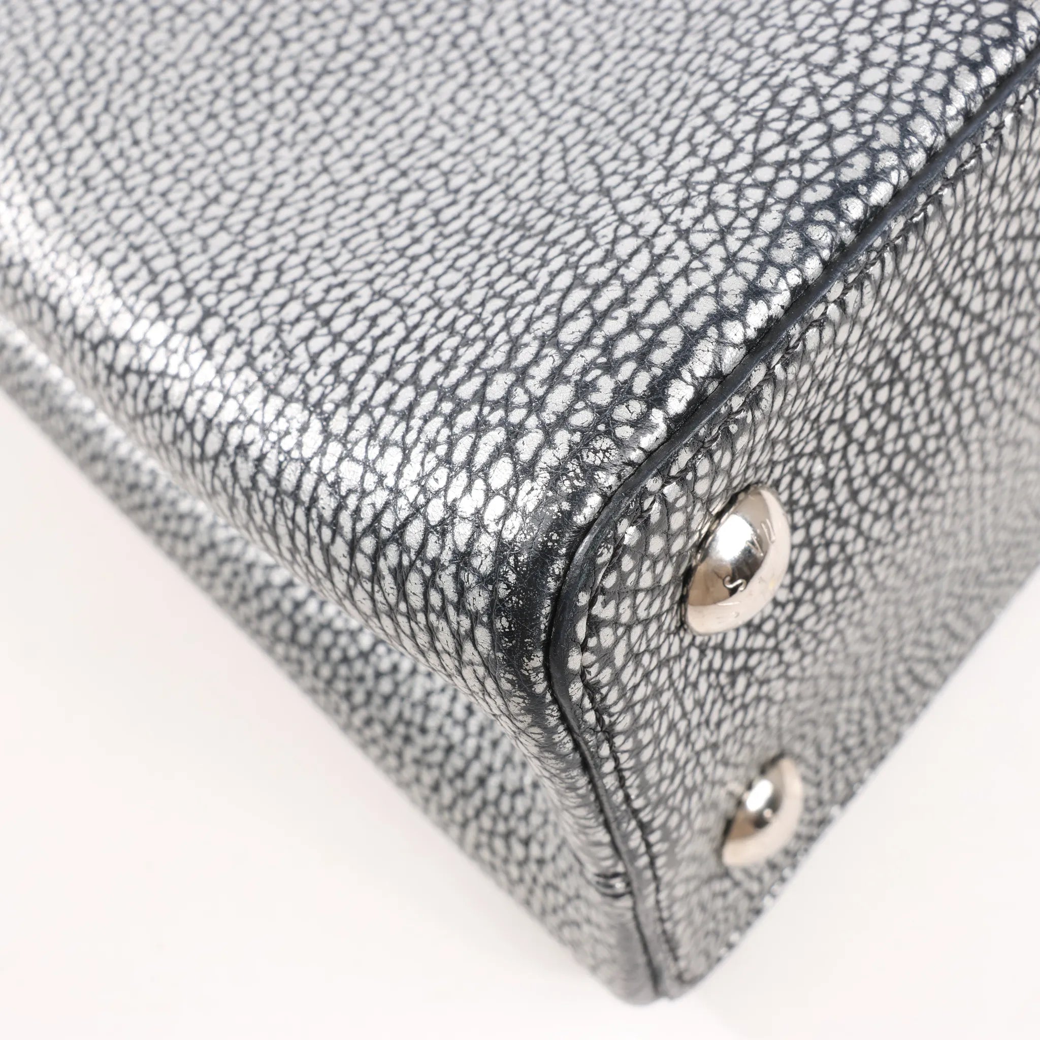 Louis Vuitton Taurillon Capucines MM Handbag in Silver