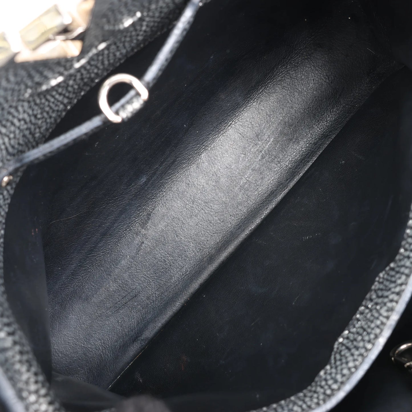 Louis Vuitton Taurillon Capucines MM Handtasche in Silber