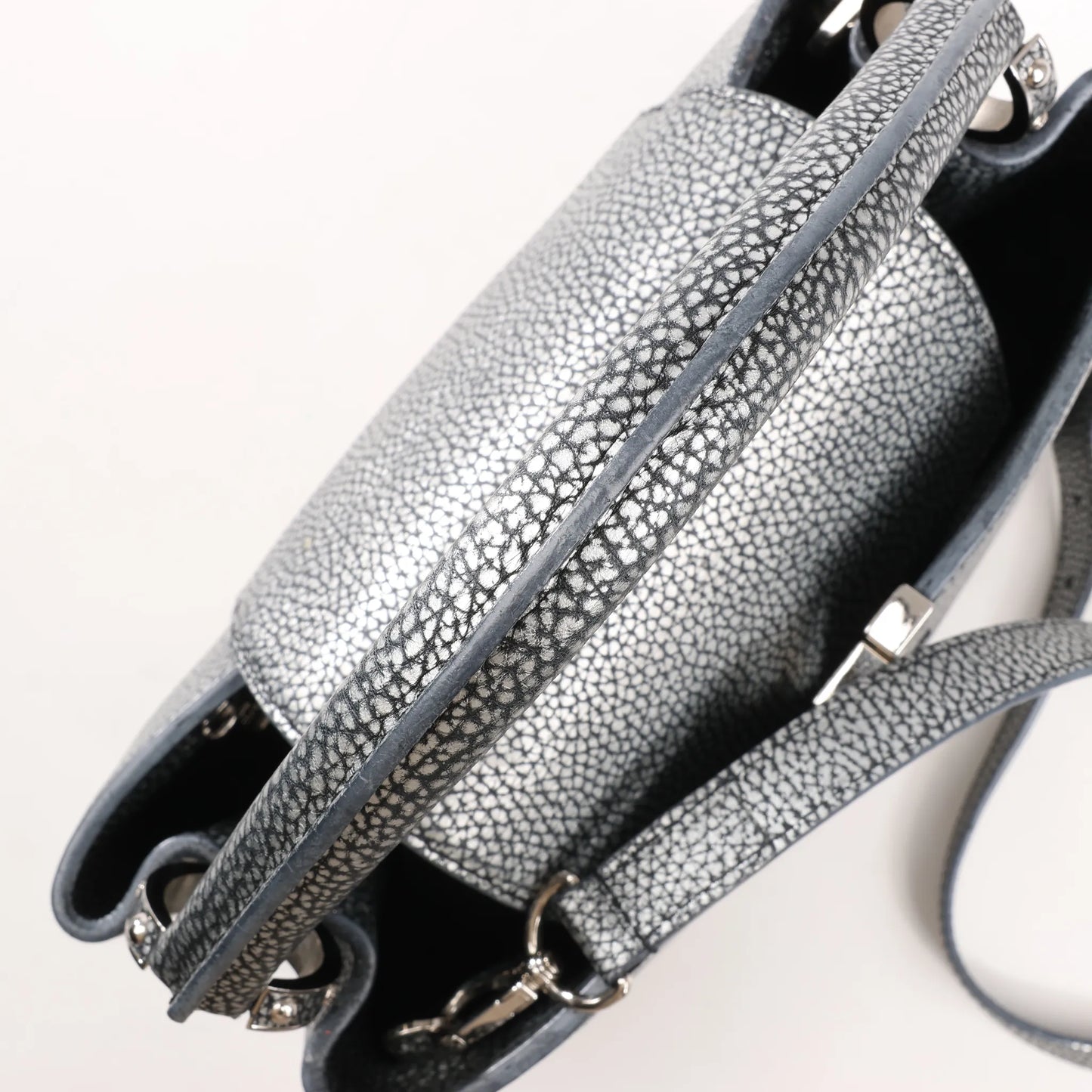 Louis Vuitton Taurillon Capucines MM Handtasche in Silber