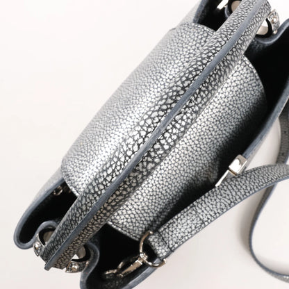 Louis Vuitton Taurillon Capucines MM Handtasche in Silber