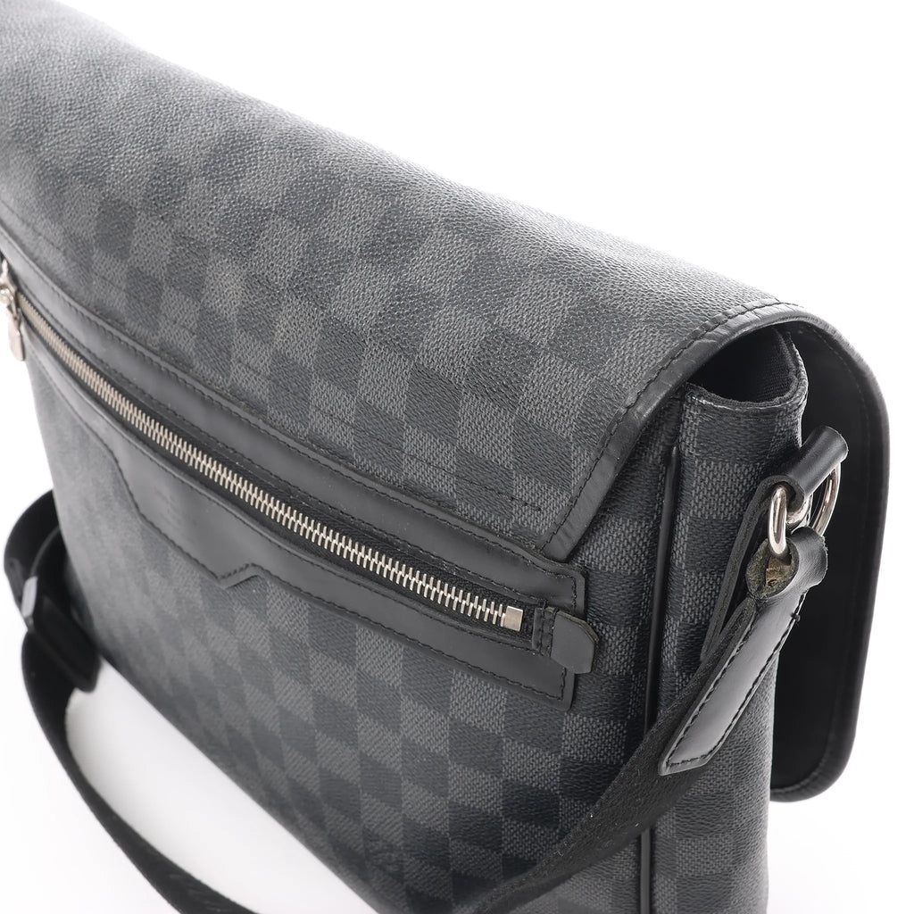 Louis Vuitton Daniel MM Damier Graphite Crossbody Bags in Black N58029