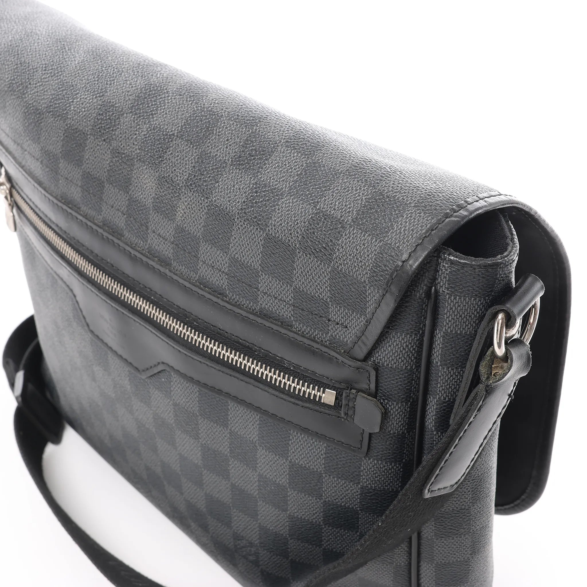 Louis Vuitton Daniel MM Damier Graphite Crossbody Bags in Black N58029