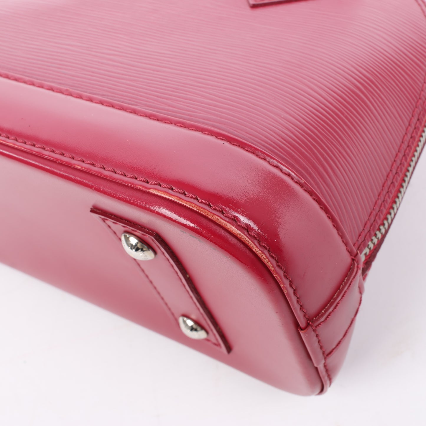 Sac à main Louis Vuitton Alma BB en cuir épi framboise M40851