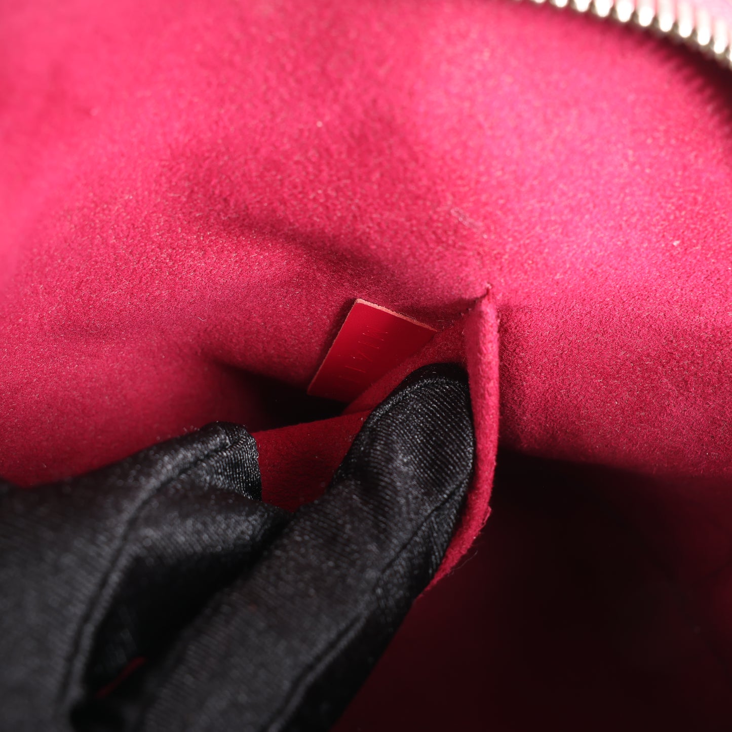 Sac à main Louis Vuitton Alma BB en cuir épi framboise M40851