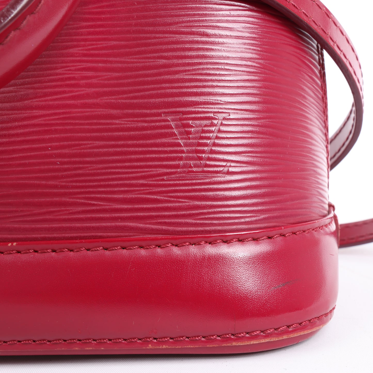 Sac à main Louis Vuitton Alma BB en cuir épi framboise M40851