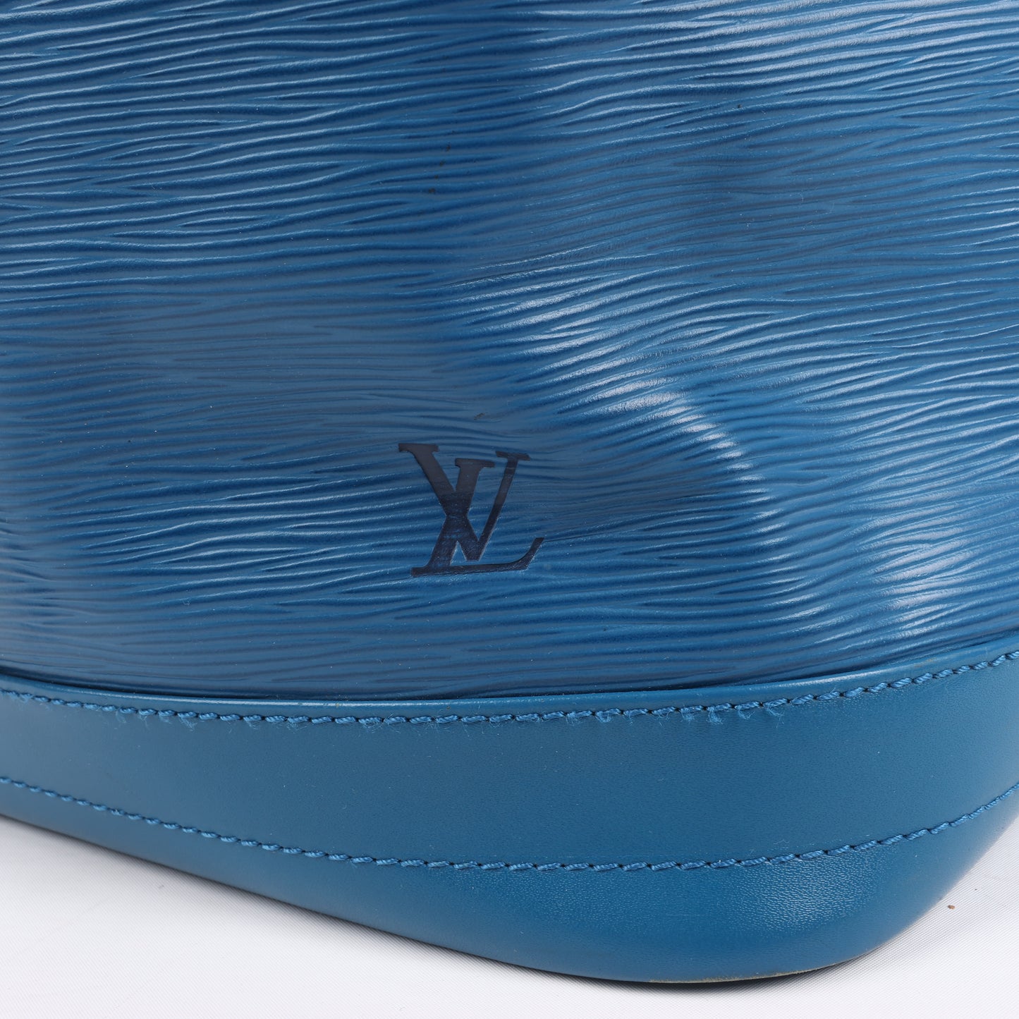 Sac bandoulière Louis Vuitton Noé en cuir épi bleu M44005