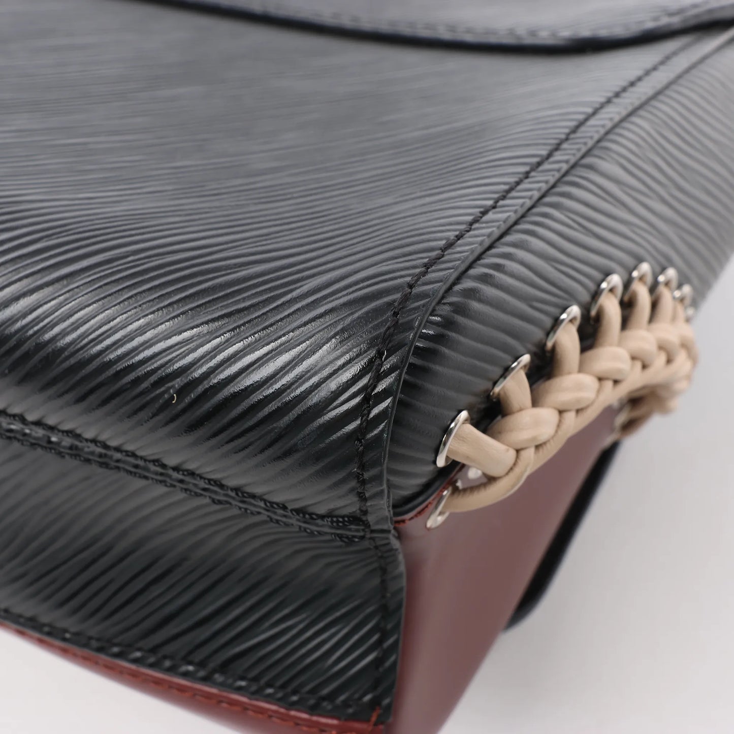 Louis Vuitton Epi Leather Twist MM Shoulder Bag in Black M42449