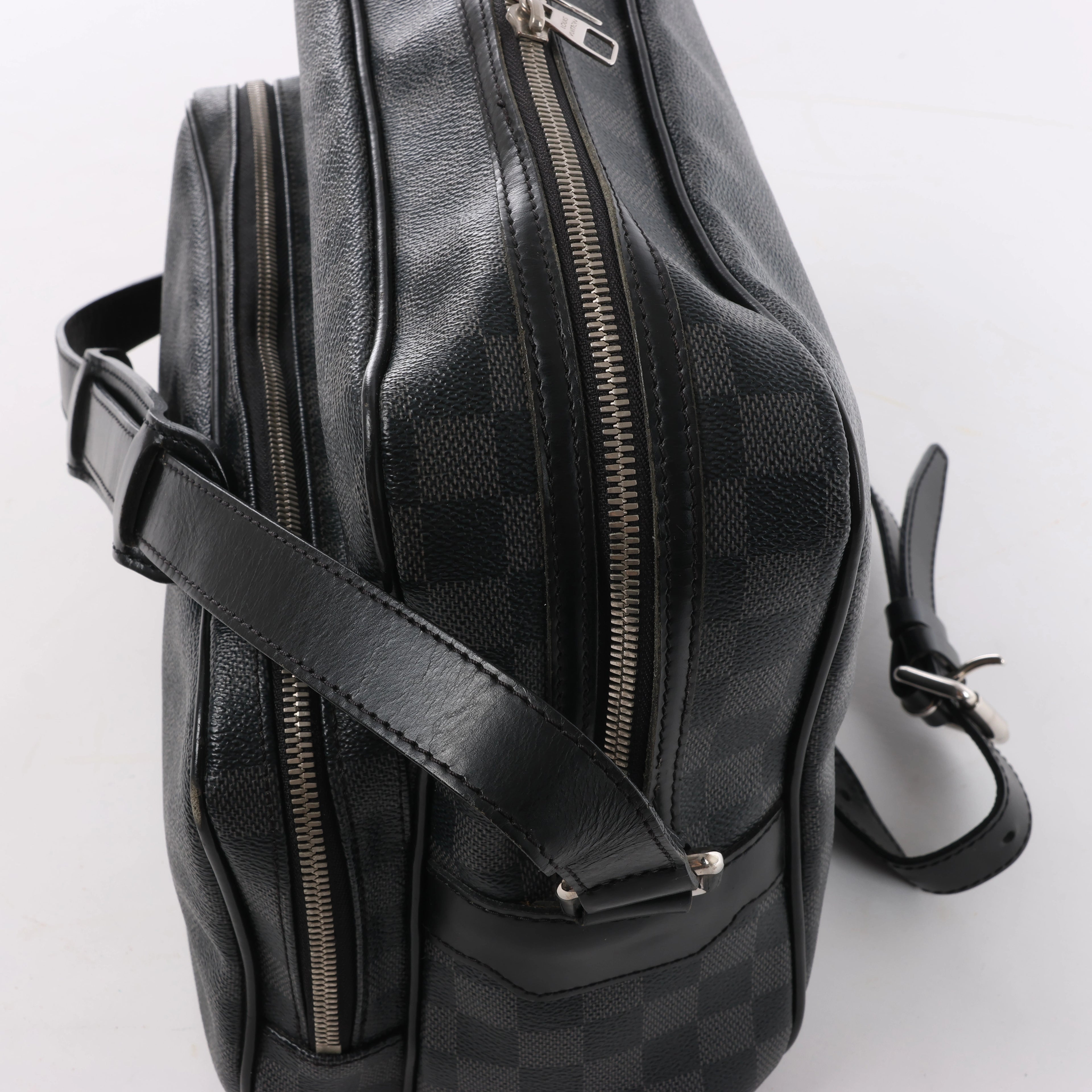 Louis Vuitton Sac Leoh Damier Graphite Messenger Crossbody Bag in Black N45252