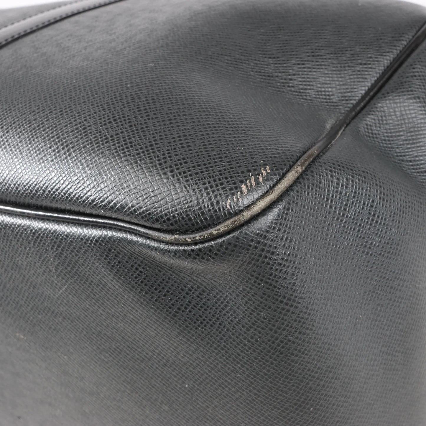 Louis Vuitton Taiga Leather Kendall PM Travel bag in Black M30122