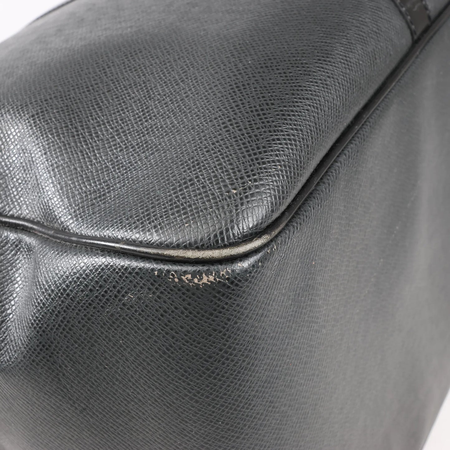 Louis Vuitton Taiga Leather Kendall PM Travel bag in Black M30122