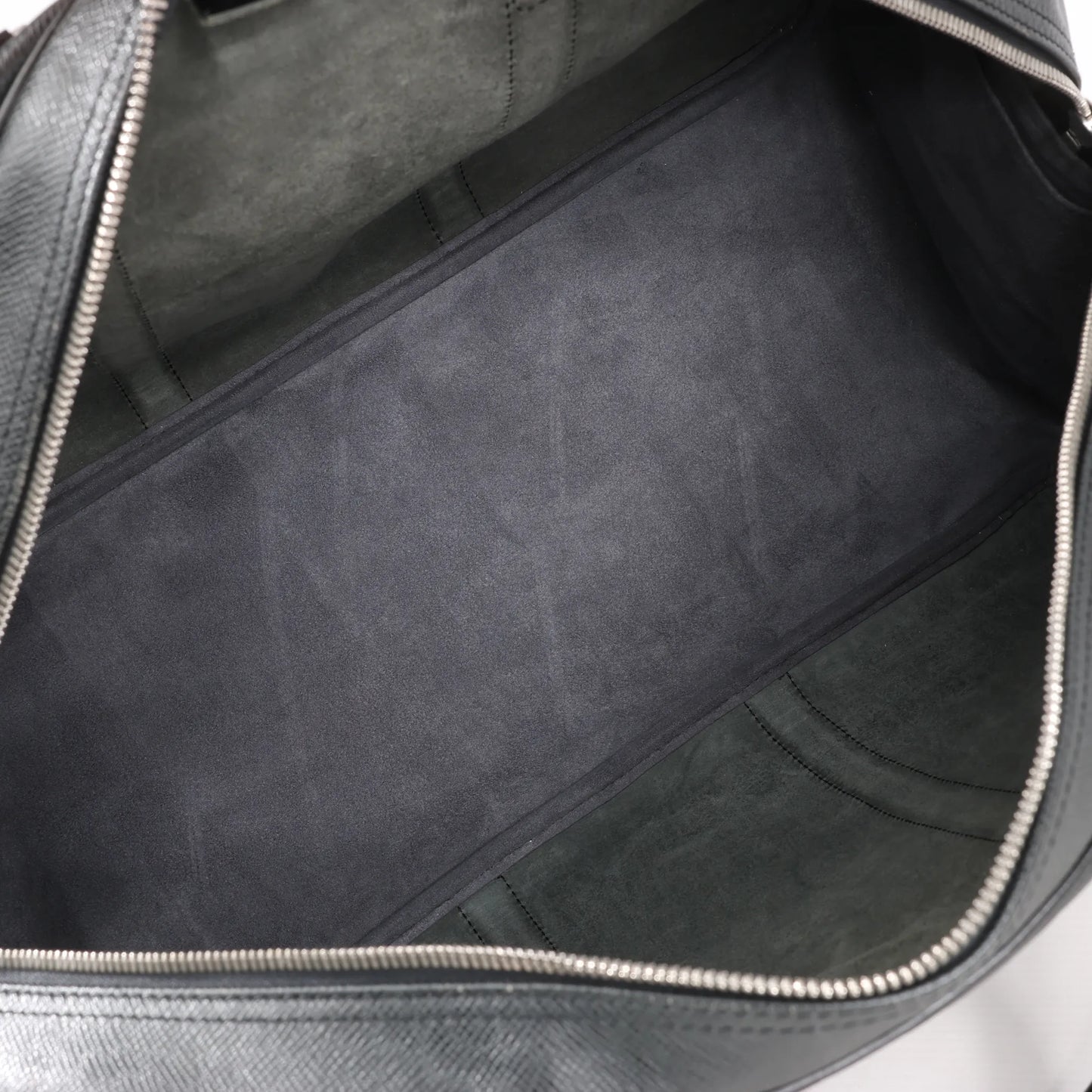 Louis Vuitton Taiga Leather Kendall PM Travel bag in Black M30122