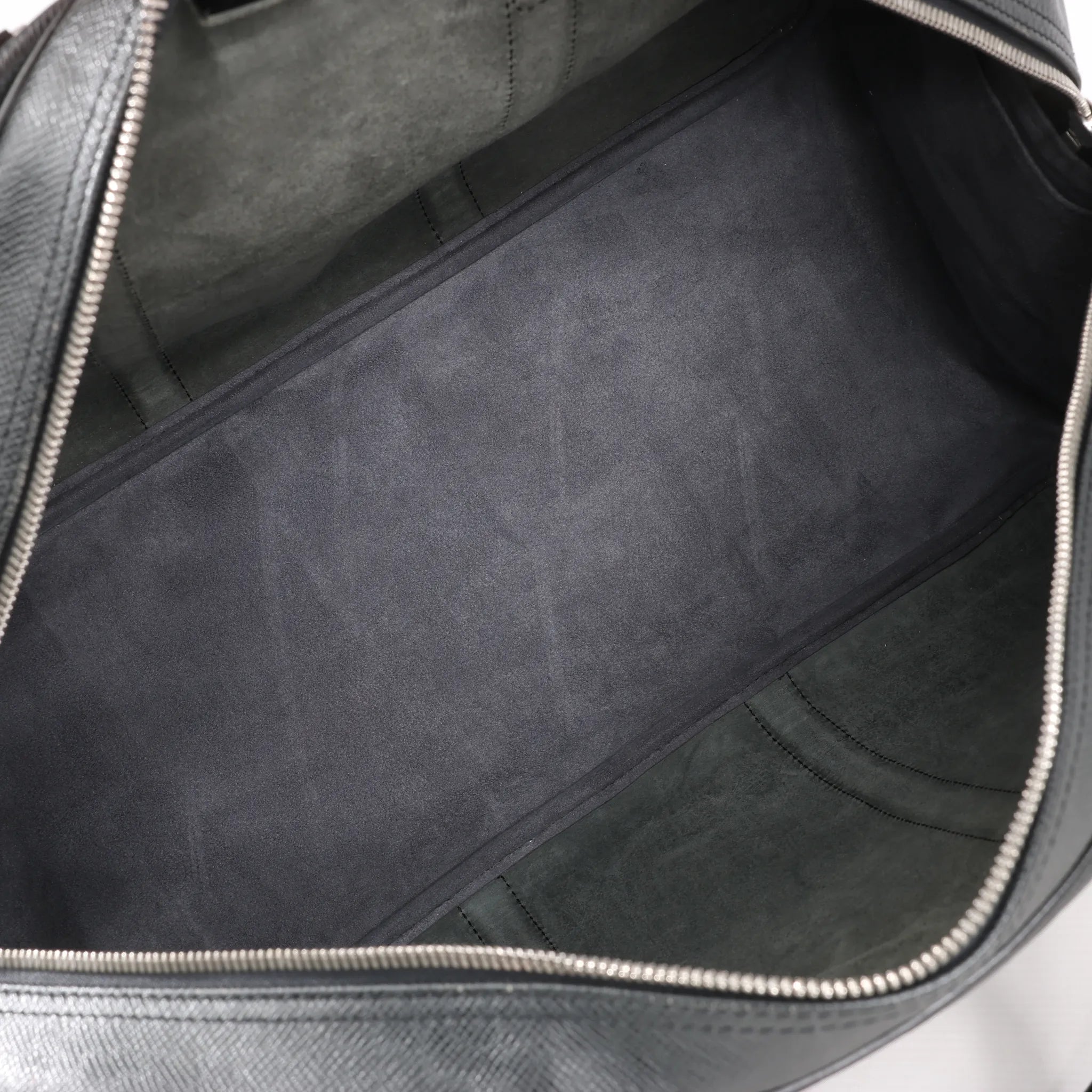Louis Vuitton Taiga Leather Kendall PM Travel bag in Black M30122
