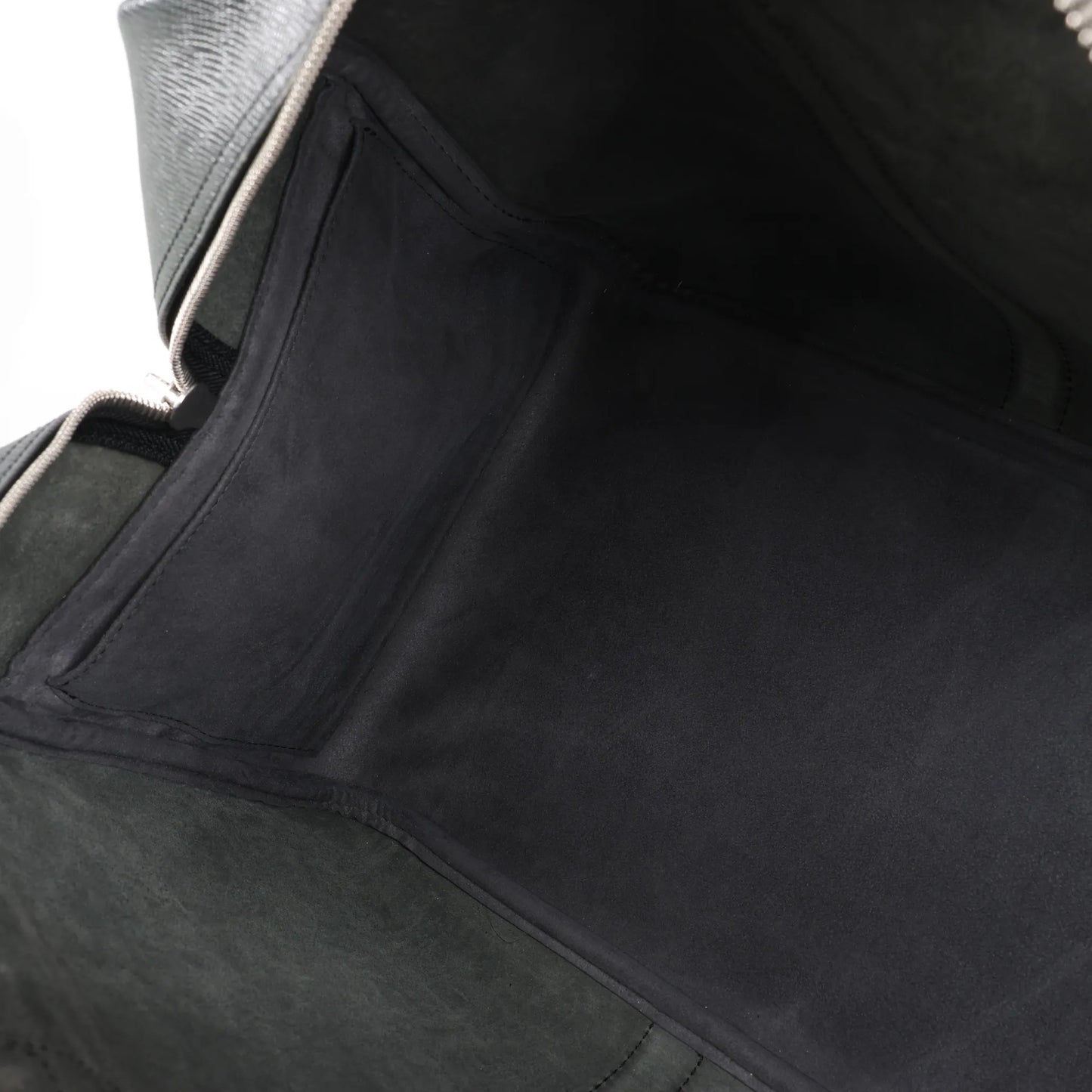 Louis Vuitton Taiga Leather Kendall PM Travel bag in Black M30122