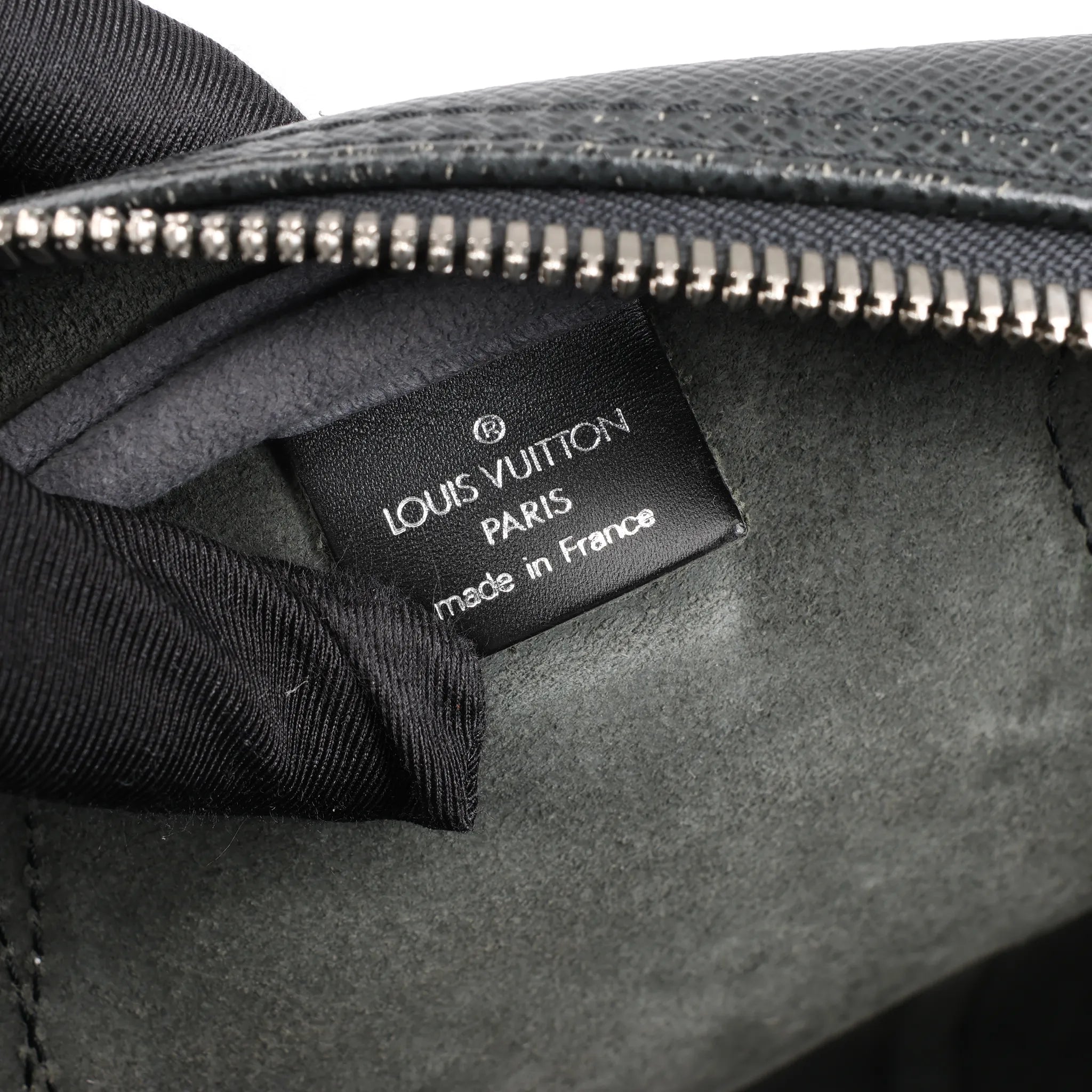 Louis Vuitton Taiga Leather Kendall PM Travel bag in Black M30122