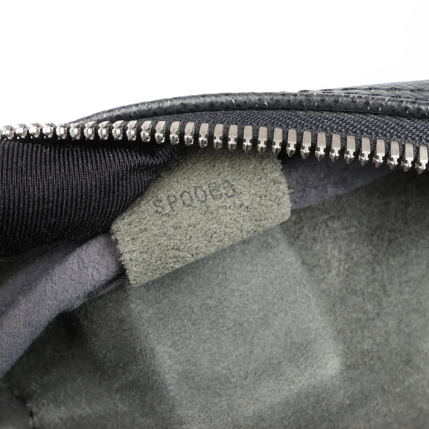 Louis Vuitton Taiga Leather Kendall PM Travel bag in Black M30122