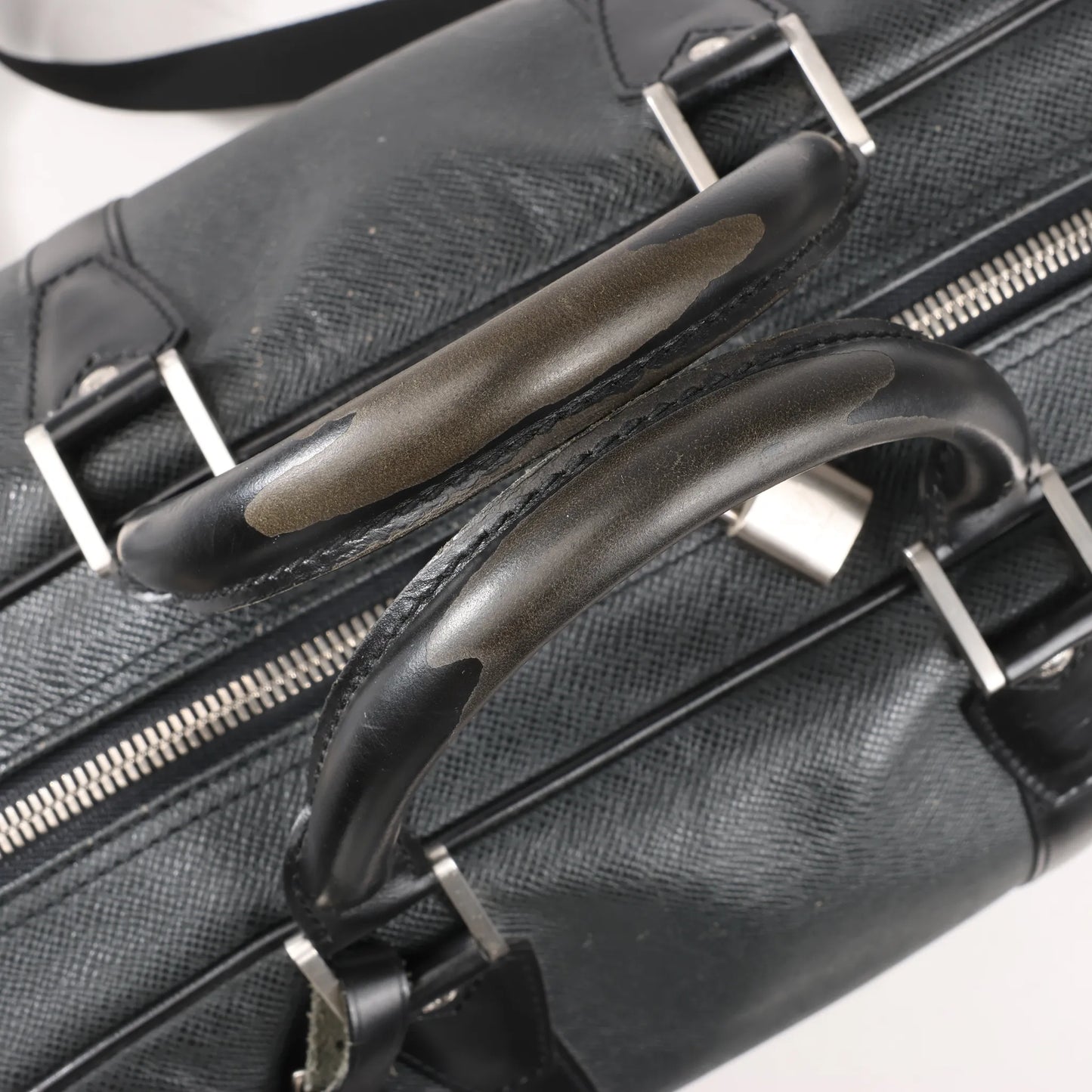 Louis Vuitton Taiga Leather Kendall PM Travel bag in Black M30122