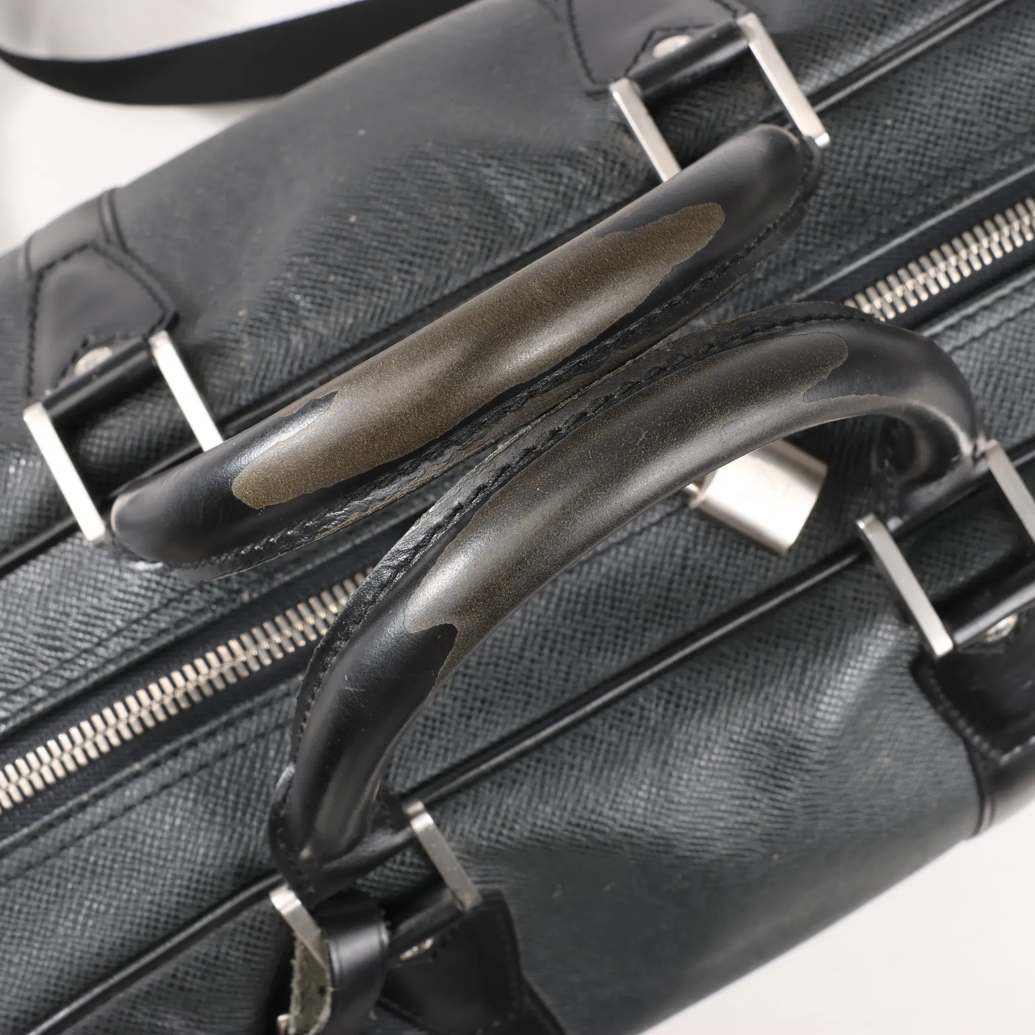 Louis Vuitton Taiga Leather Kendall PM Travel bag in Black M30122