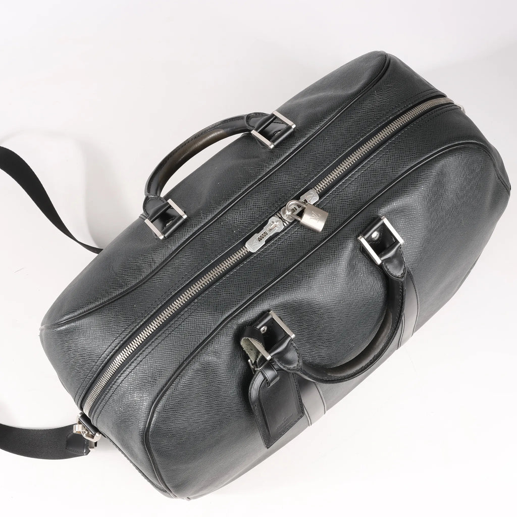 Louis Vuitton Taiga Leather Kendall PM Travel bag in Black M30122