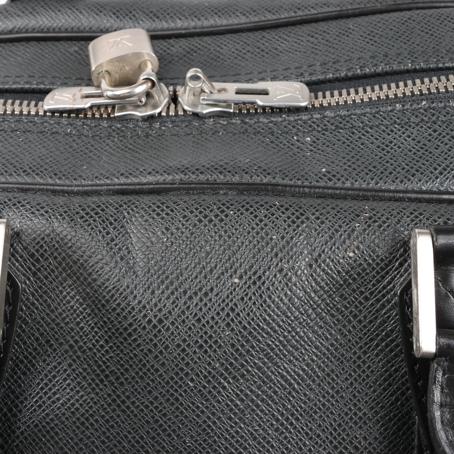 Louis Vuitton Taiga Leather Kendall PM Travel bag in Black M30122