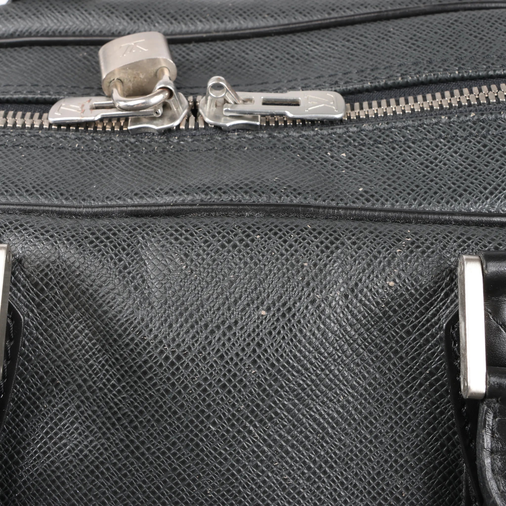 Louis Vuitton Taiga Leather Kendall PM Travel bag in Black M30122