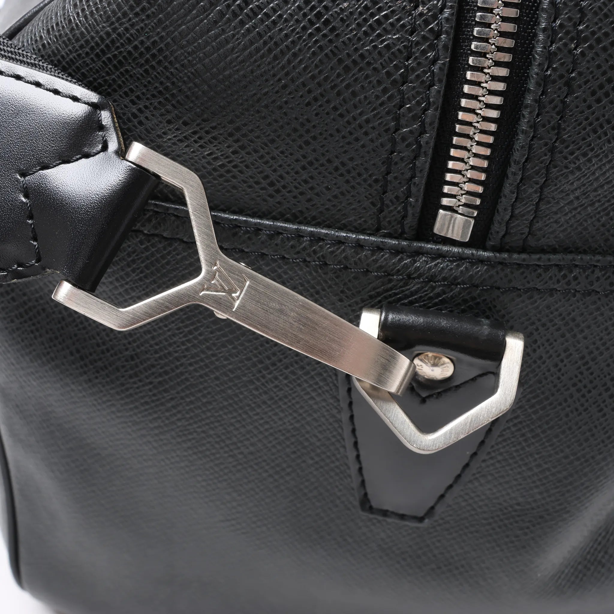 Louis Vuitton Kendall PM Taiga Leather Travel bag in Black M30122