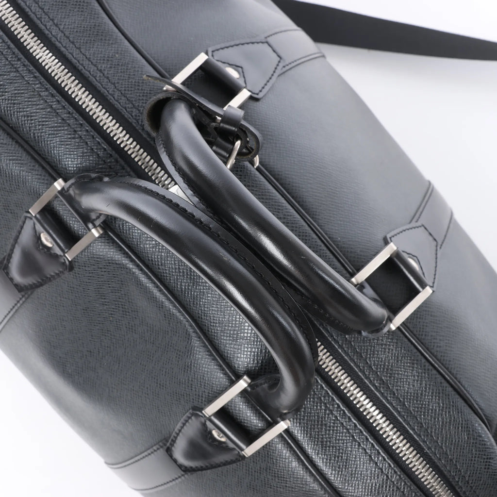Louis Vuitton Kendall PM Taiga Leather Travel bag in Black M30122