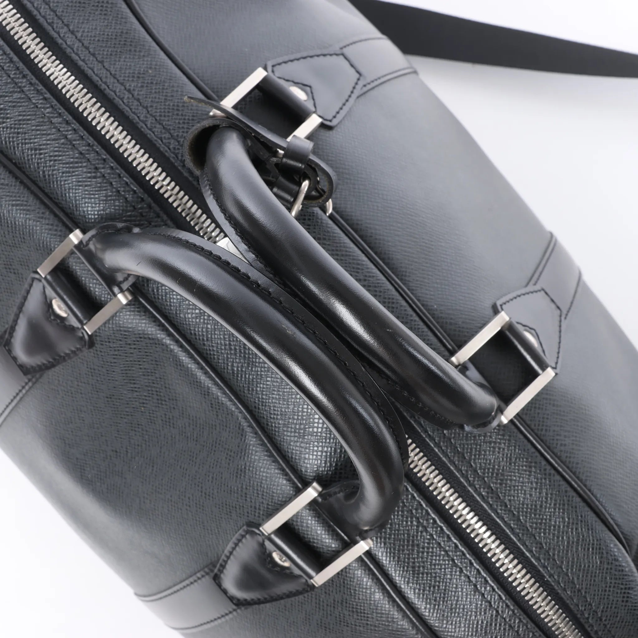 Louis Vuitton Kendall PM Taiga Leather Travel bag in Black M30122