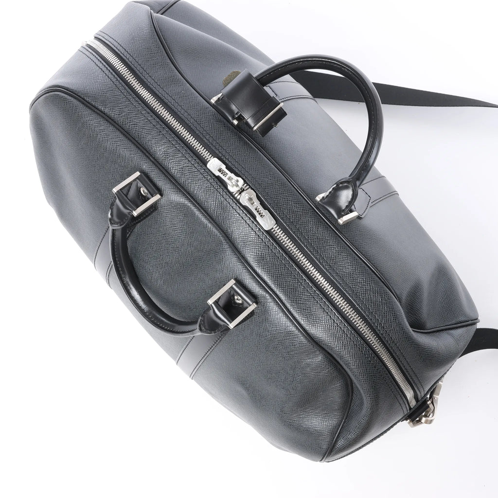 Louis Vuitton Kendall PM Taiga Leather Travel bag in Black M30122