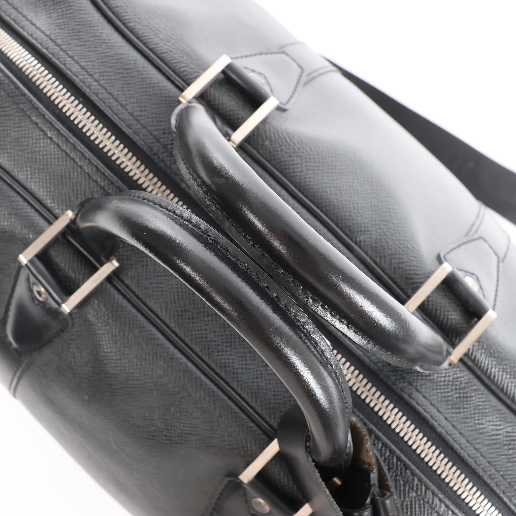 Louis Vuitton Kendall PM Taiga Leather Travel bag in Black M30122