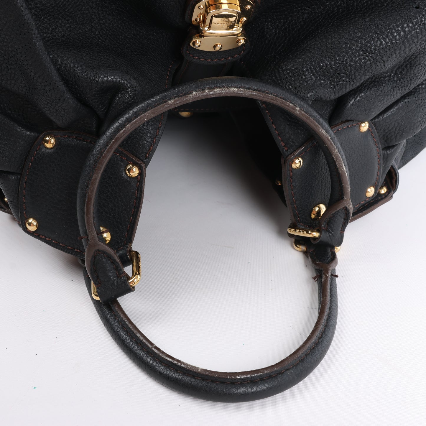 Sac à main Louis Vuitton Monogram Mahina L Lunar PM en cuir noir M95765