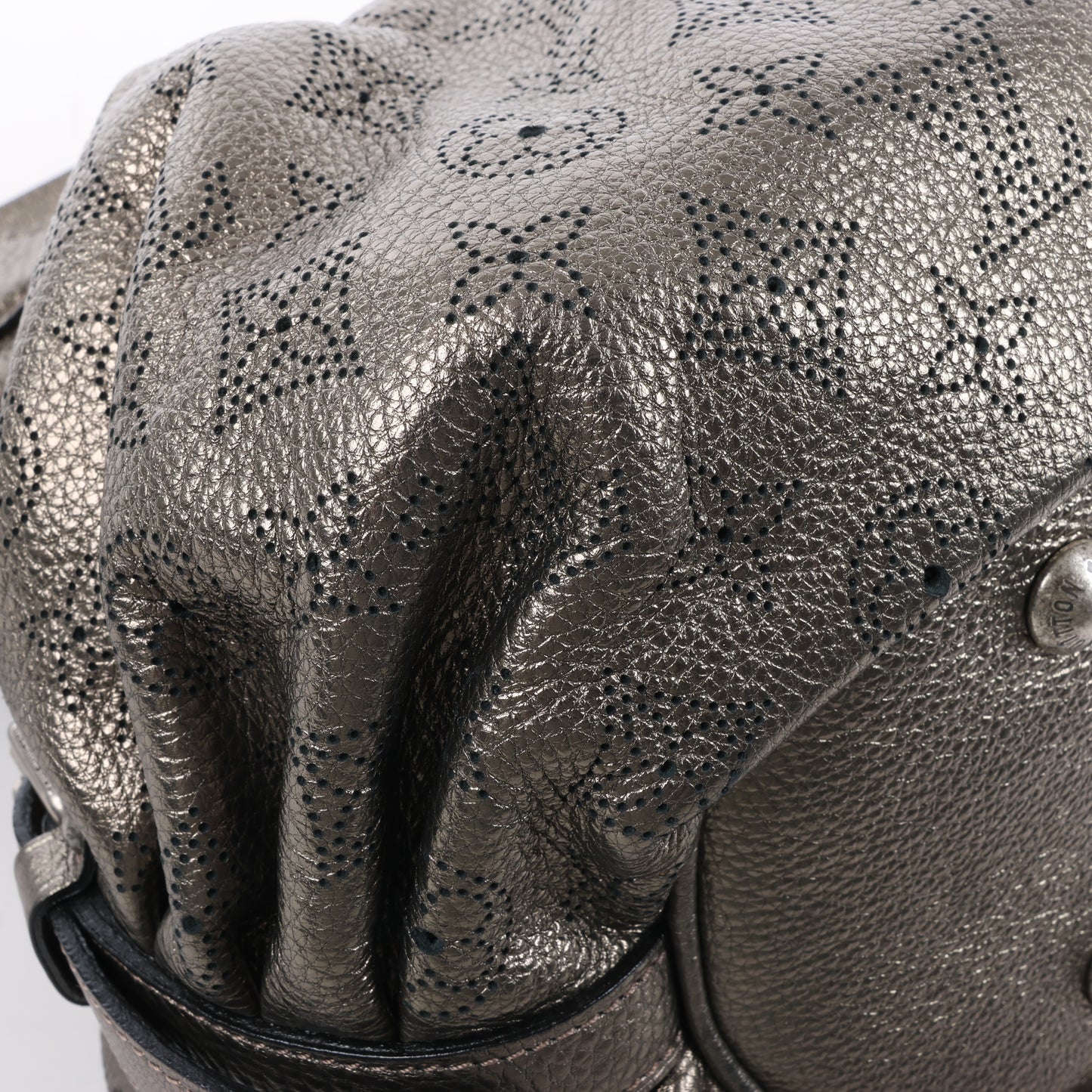 Louis Vuitton Metallic Monogram Mahina Leder Solar XS Umhängetasche in Bronze M95717