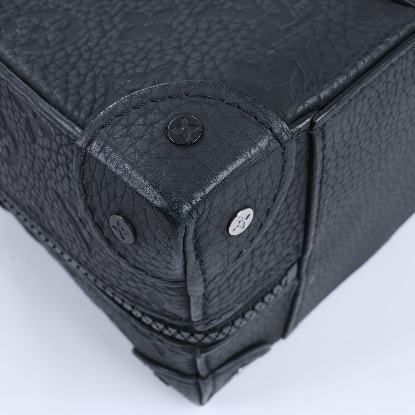 Sac à main Louis Vuitton Monogram Emboss Soft Trunk 2 voies, noir M57410