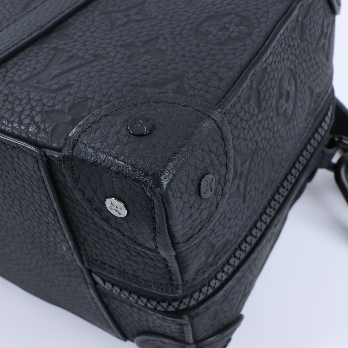 Sac à main Louis Vuitton Monogram Emboss Soft Trunk 2 voies, noir M57410