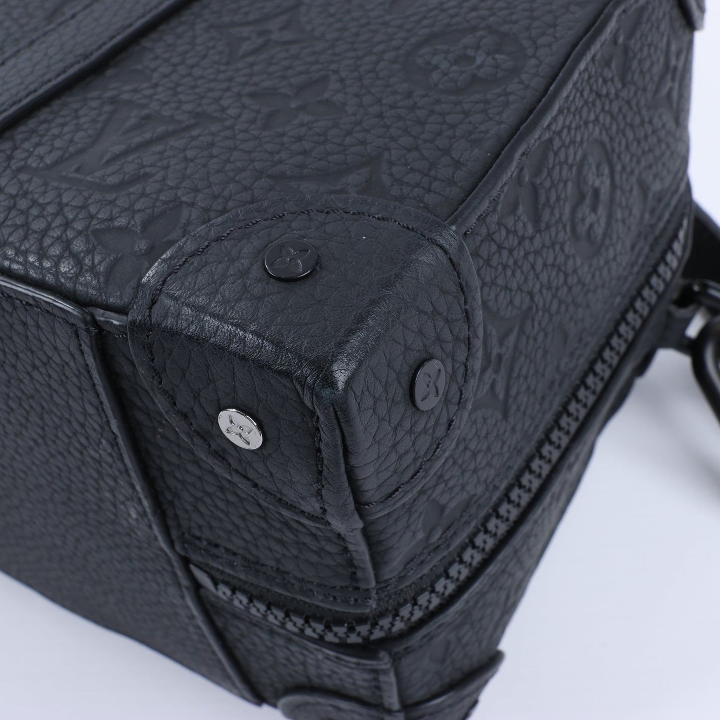 Louis Vuitton – Soft Trunk 2Way-Handtasche mit Monogrammprägung in Schwarz M57410