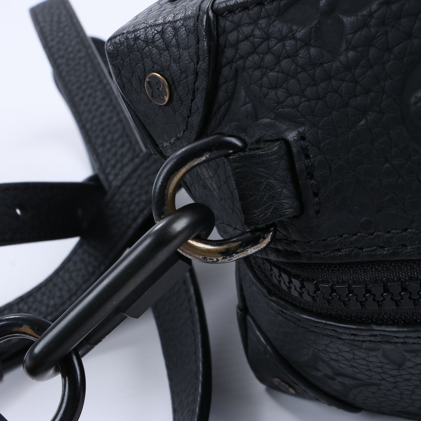 Sac à main Louis Vuitton Monogram Emboss Soft Trunk 2 voies, noir M57410