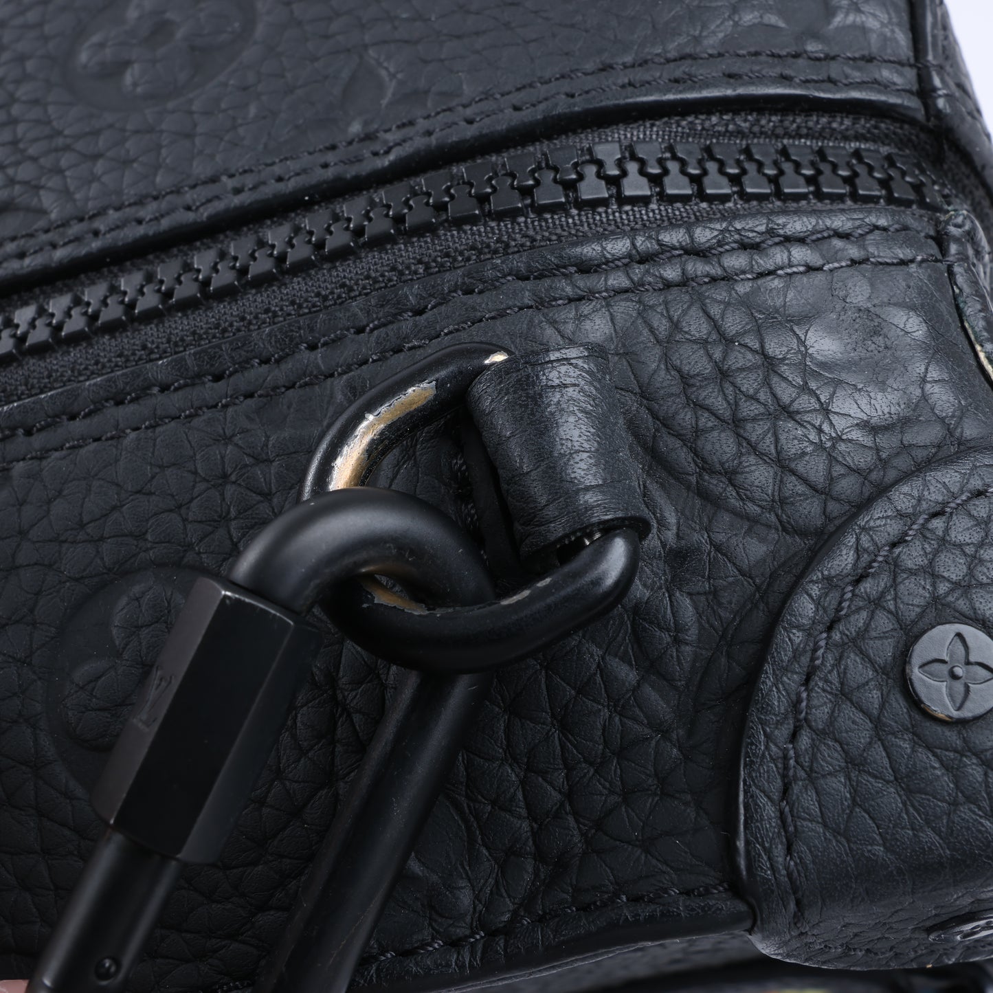 Sac à main Louis Vuitton Monogram Emboss Soft Trunk 2 voies, noir M57410