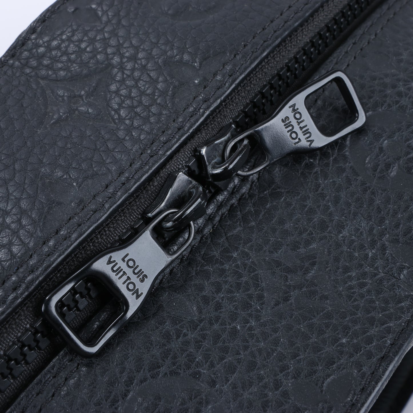 Sac à main Louis Vuitton Monogram Emboss Soft Trunk 2 voies, noir M57410